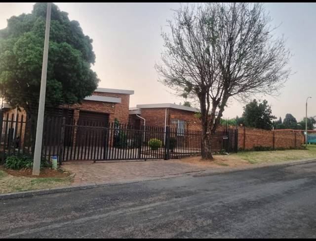 4 BEDROOM HOUSE FOR SALE IN SUNWARD PARK